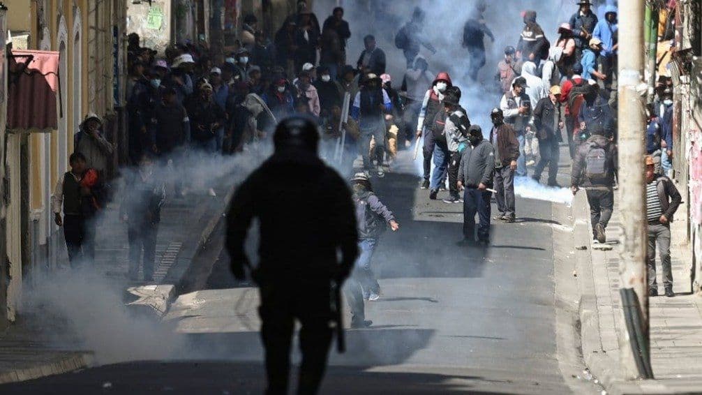 Bolivia: violentos disturbios en una masiva marcha contra el gobierno de Rodrigo Paz
