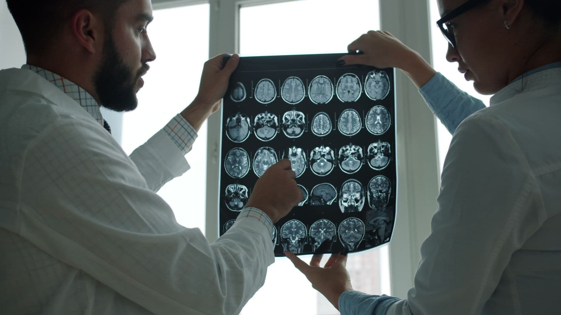 Cirugía de estimulación cerebral en Panamá devuelve autonomía a pacientes con Parkinson