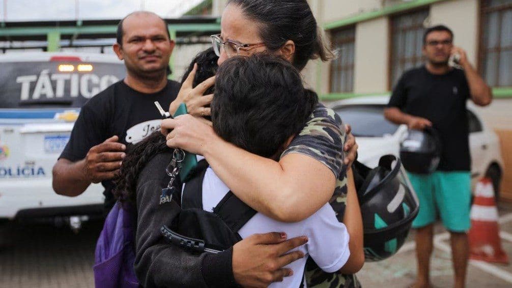 Conmoción en Brasil: una estudiante de 13 años abrió fuego en su escuela y mató a dos trabajadoras