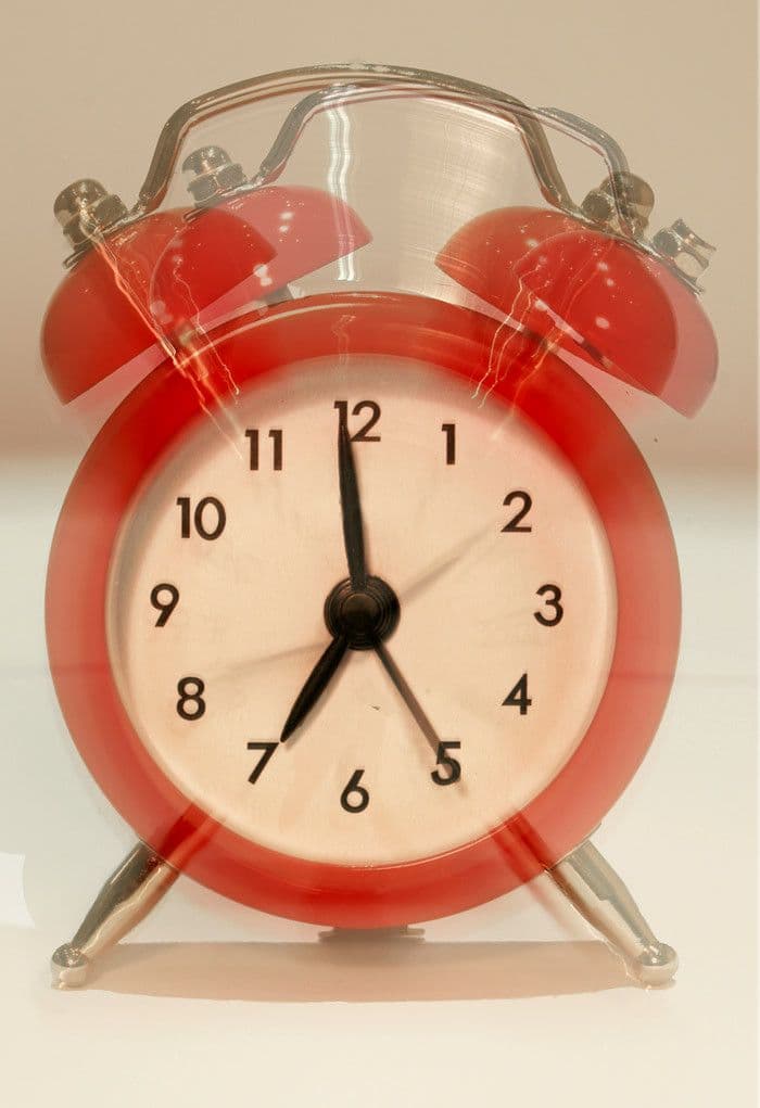 Despertarse sin alarma: los hábitos de sueño que reeducan al reloj interno
