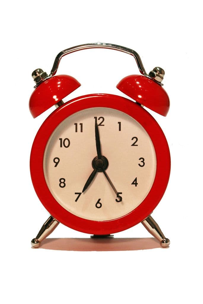 Despertarse sin alarma: los hábitos de sueño que reeducan al reloj interno