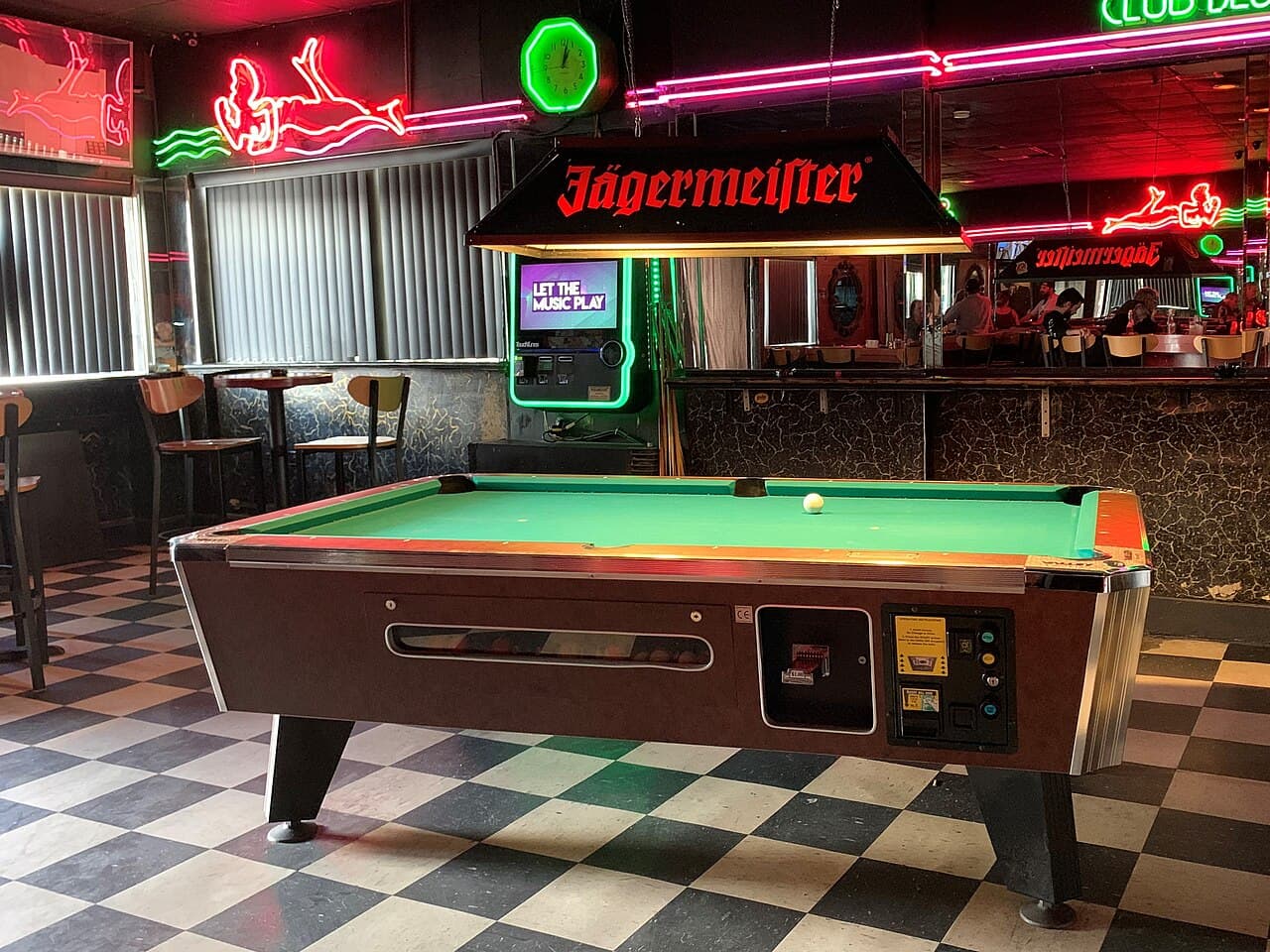 El bar más antiguo de Miami Beach cumple 100 años y lo celebra a lo grande en la calle
