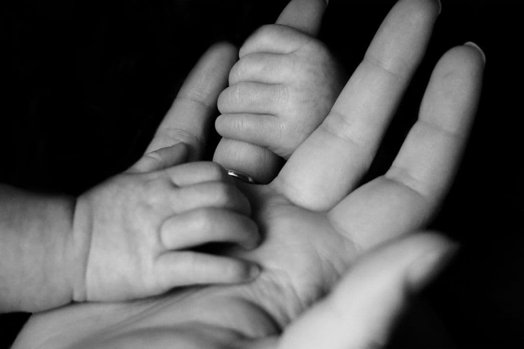 El escándalo de las adopciones forzadas: 250.000 madres solteras separadas de sus hijos en el Reino Unido
