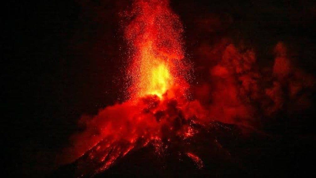 Guatemala evacúa aldeas por una fuerte erupción del volcán de Fuego y mantiene la alerta máxima