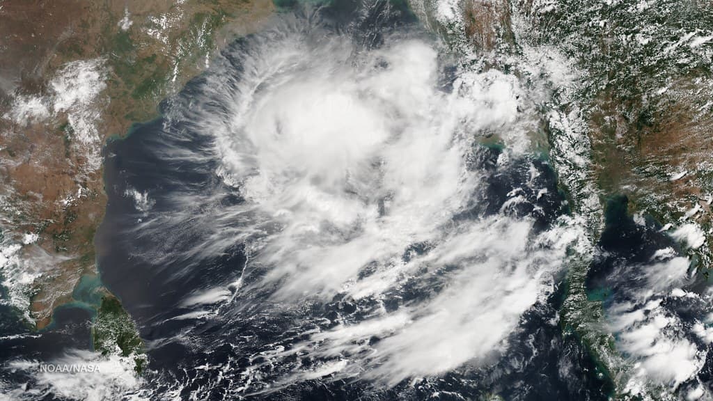 La Depresión Tropical 17-E amenaza convertirse en huracán categoría 3 frente a México