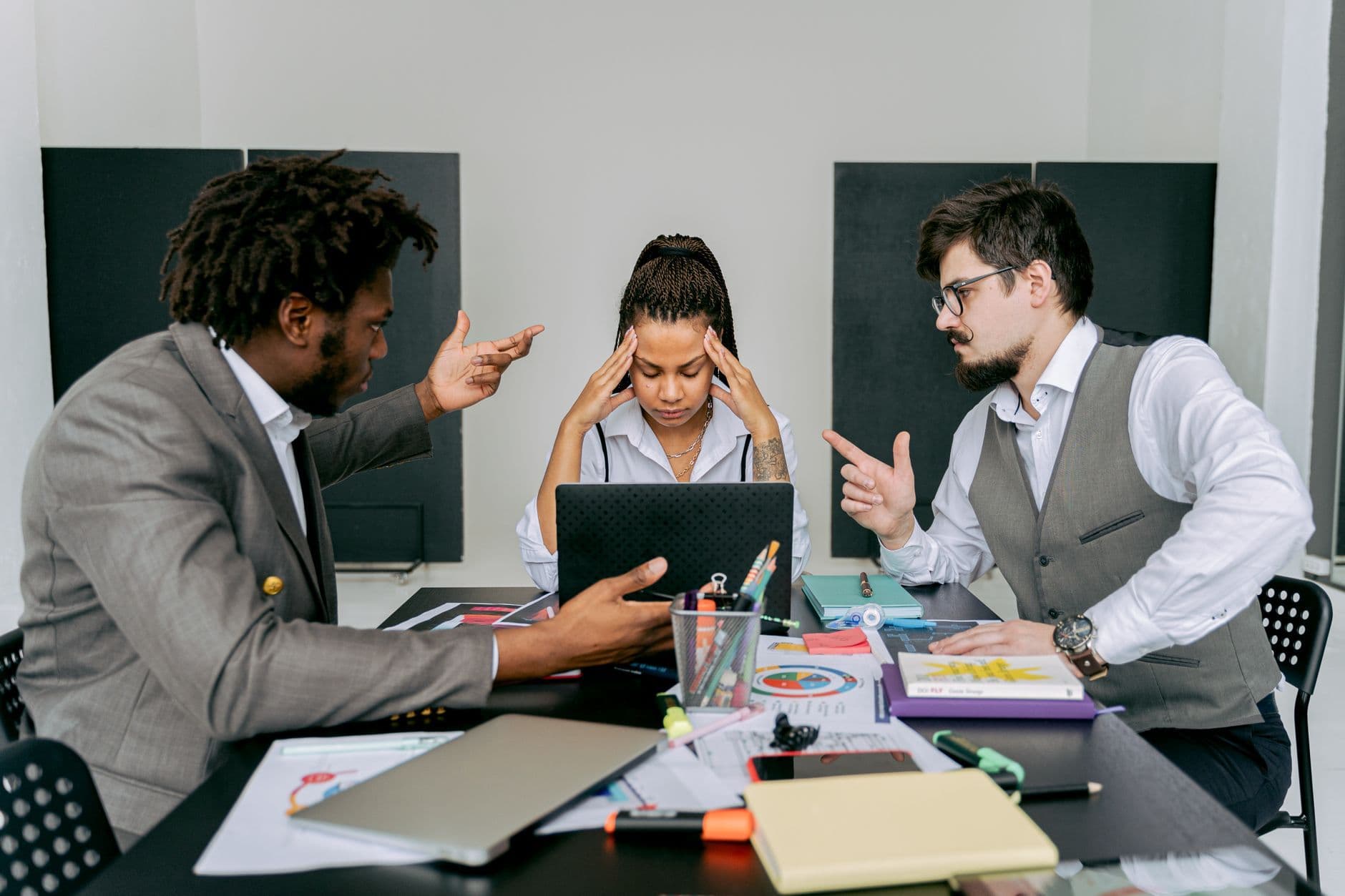 La incompetencia como estrategia: cómo identificar cuando alguien finge no saber para que otro haga el trabajo
