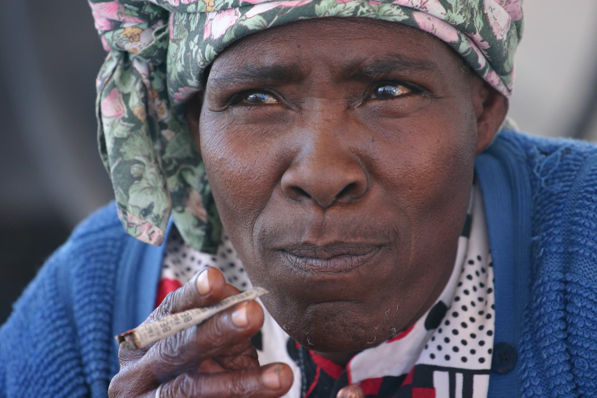 Persona fumando un cigarrillo