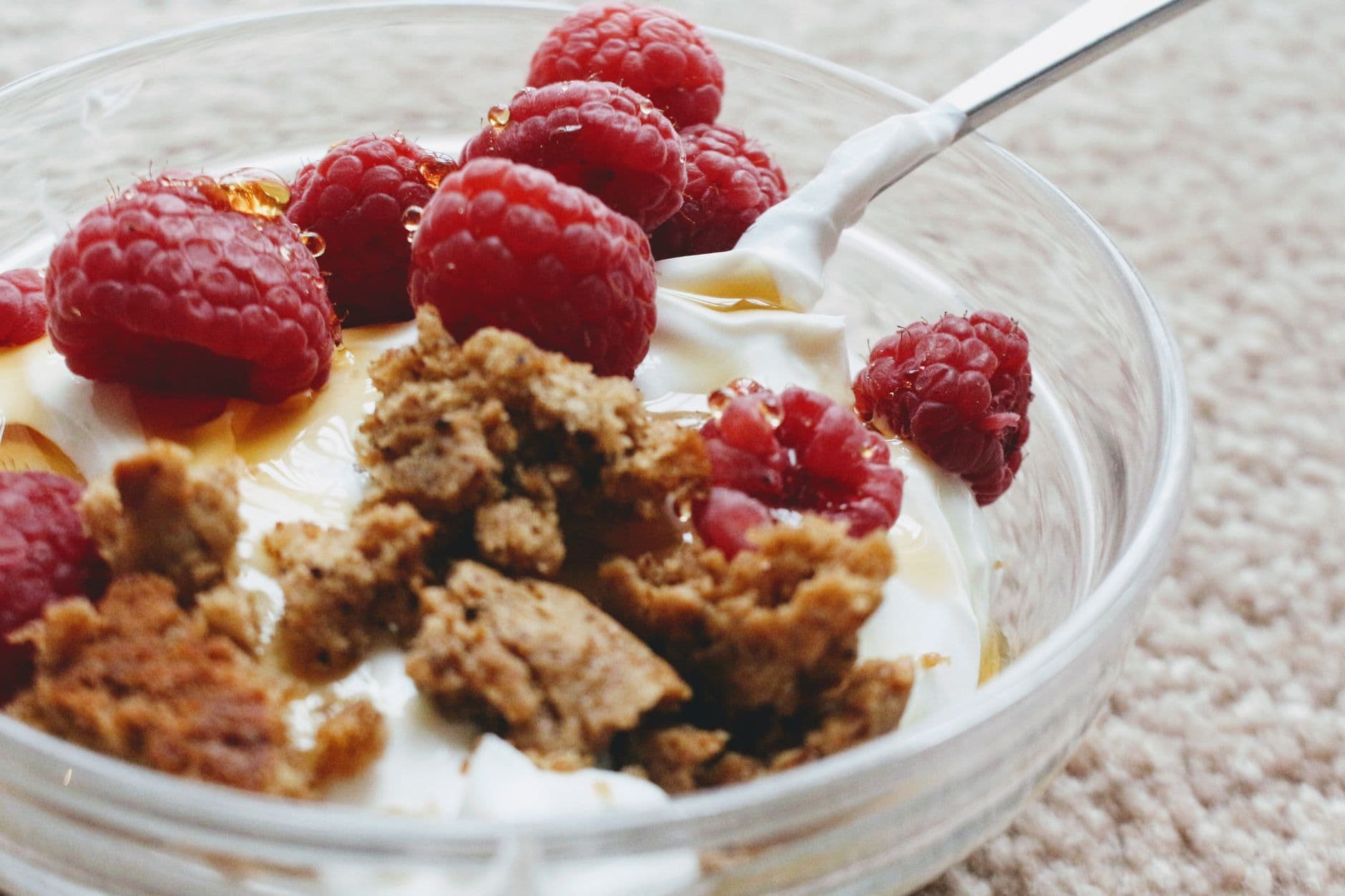 Qué dice la ciencia sobre los beneficios reales del yogur griego en el metabolismo y la flora intestinal