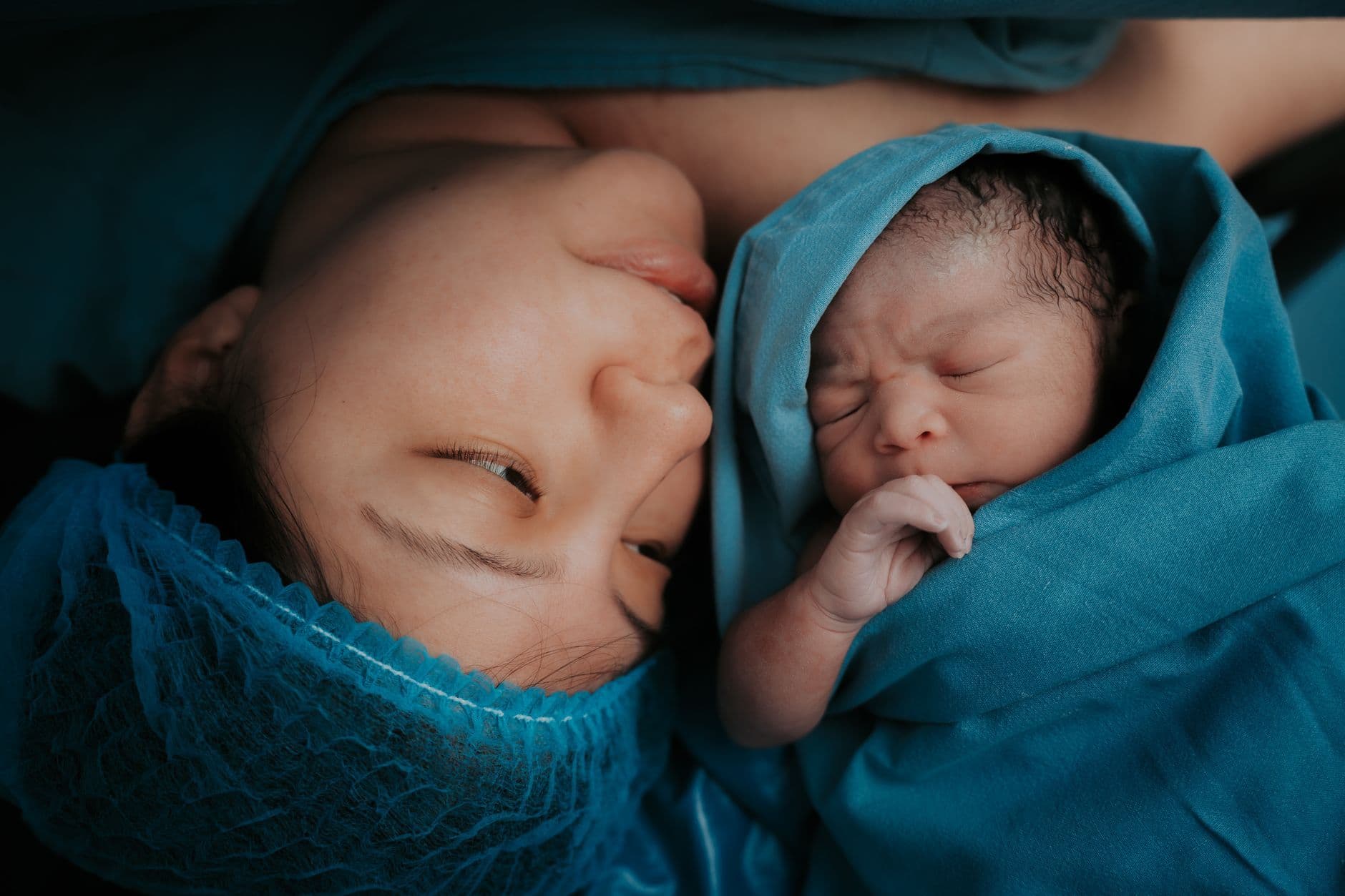 Qué le pasa al cuerpo y la mente de una madre después del parto, según la ciencia