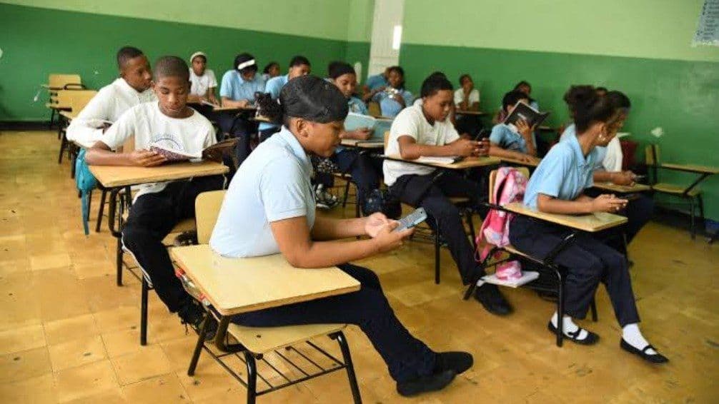 República Dominicana regula el uso de celulares en escuelas y establece restricciones según el nivel educativo